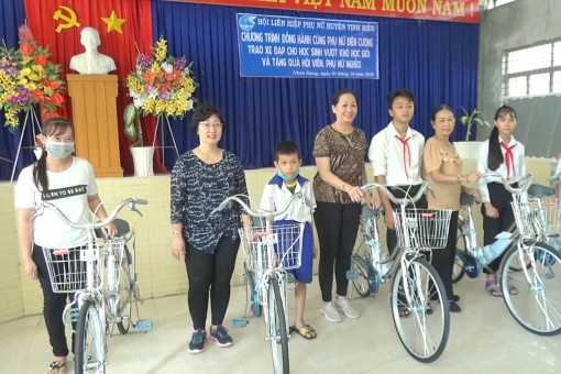 Chương trình “Đồng hành cùng phụ nữ biên cương” năm 2020
