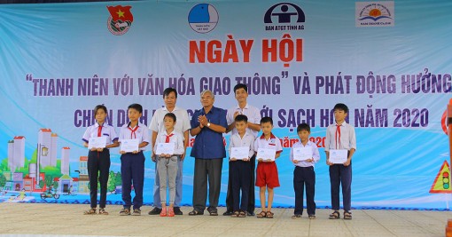 Sôi nổi Ngày hội “Thanh niên với văn hóa giao thông” và phát động hưởng ứng chiến dịch “Làm cho thế giới sạch hơn”