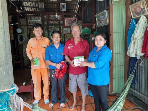 Chi đoàn Điện lực Tân Châu thắp sáng ước mơ cho bà con nghèo vùng sâu