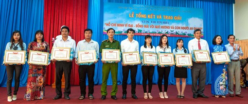 Trao giải Cuộc thi tìm hiểu “Hồ Chí Minh vĩ đại- Sống mãi với quê hương và con người An Giang”