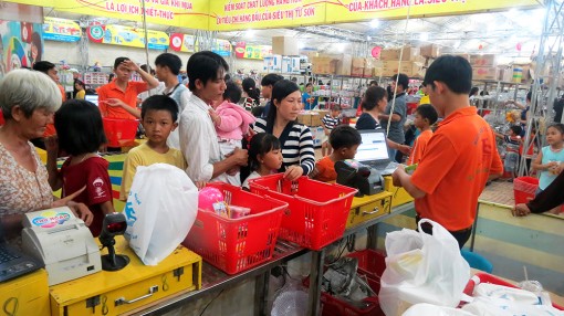 Thương mại, dịch vụ tiếp tục duy trì tăng trưởng