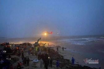 Dùng trực thăng cứu 8 người mắc kẹt trên tàu ở Quảng Trị