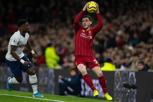 Arsene Wenger muốn áp dụng luật đá biên vào sân 11 người