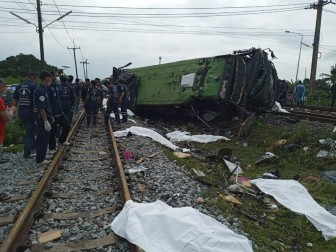 Xe bus lao vào tàu hỏa tại Thái Lan, ít nhất 20 người thiệt mạng và trên 30 người bị thương