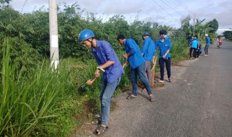 Phú Tân ra quân “Ngày chủ nhật xanh” vệ sinh môi trường