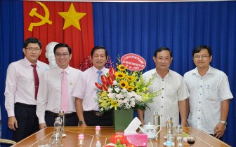 UBMTTQVN tỉnh An Giang thăm, tặng quà doanh nghiệp nhân kỷ niệm ngày Doanh nhân Việt Nam