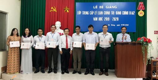 Bế giảng lớp trung cấp lý luận chính trị - hành chính B142