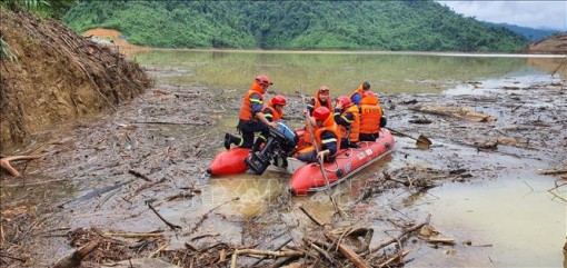 Đưa 19 người từ Thủy điện Rào Trăng 4 về bệnh viện
