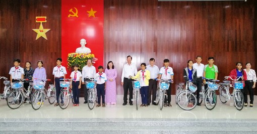 Lãnh đạo tỉnh trao quà cho học sinh nghèo huyện An Phú và Tịnh Biên