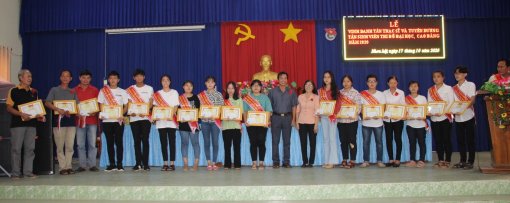 Vinh danh 2 thạc sĩ và tuyên dương 129 tân sinh viên thi đỗ đại học, cao đẳng, trung cấp