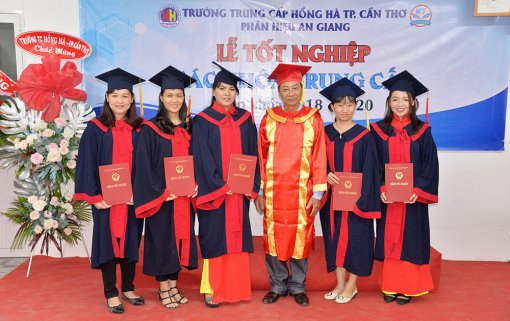 Trao bằng tốt nghiệp trung cấp chuyên nghiệp cho 41 học viên ngành Sư phạm mầm non