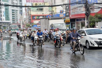 Triều cường lên cao gây ngập nhiều tuyến đường nội ô TP. Long Xuyên