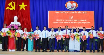 TX. Tân Châu trao quyết định điều động, luân chuyển 26 cán bộ thuộc diện Ban Thường vụ Thị ủy quản lý