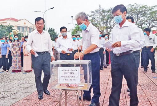 Long An: Quyên góp, ủng hộ đồng bào miền Trung bị lũ lụt