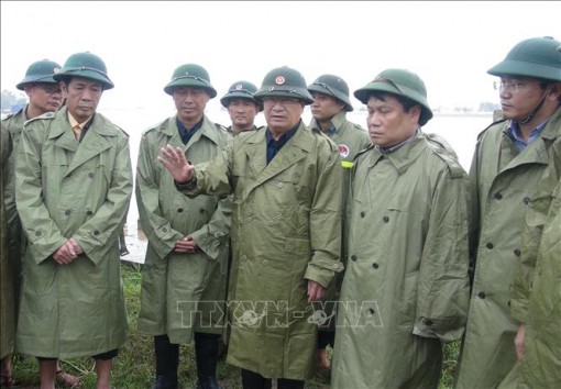 Phó Thủ tướng Trịnh Đình Dũng thăm, động viên người dân vùng lũ Quảng Bình