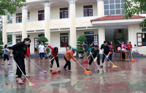 Hà Tĩnh khẩn trương vệ sinh trường lớp sau lũ, đón học sinh trở lại