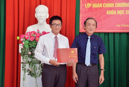 Bế giảng lớp hoàn chỉnh chương trình Cao cấp lý luận chính trị C11