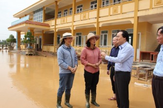 Bộ trưởng GD-ĐT tới thăm thầy trò vùng lũ Quảng Bình, Hà Tĩnh