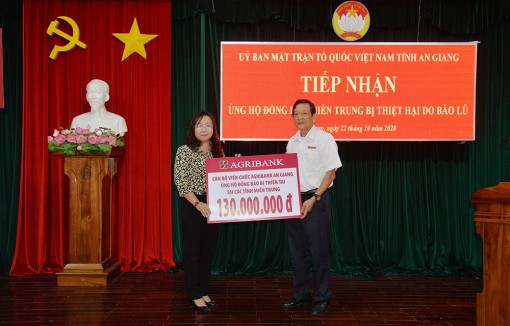 Tiếp nhận trên 280 triệu đồng ủng hộ đồng bào các tỉnh miền Trung bị thiên tai
