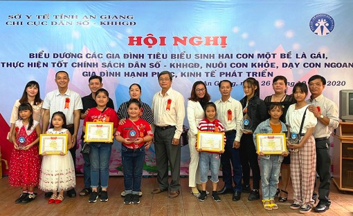 Tuyên dương 50 gia đình tiêu biểu sinh con một bề là gái