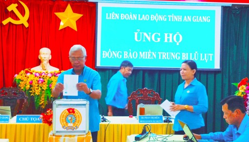 Liên đoàn Lao động tỉnh An Giang ủng hộ đồng bào miền Trung bị lũ lụt