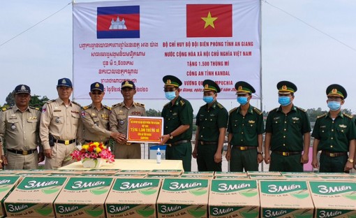 Bộ đội Biên phòng An Giang trao tặng 3.000 thùng mì tôm cho tỉnh Takeo, Kandal bị ảnh hưởng mưa lũ