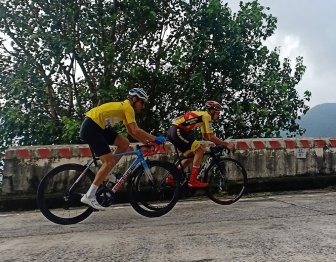 Giải Xe đạp VTV thi đấu chặng 6: Tay đua Nguyễn Quốc Bảo bất ngờ đoạt áo chấm đỏ