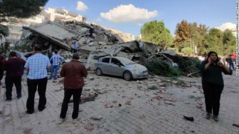 Sóng thần sau trận động đất ở Hy Lạp, hàng chục toà nhà đổ sập