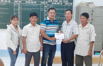 Trao tiền hỗ trợ em Nguyễn Thị Tuyết Nhi