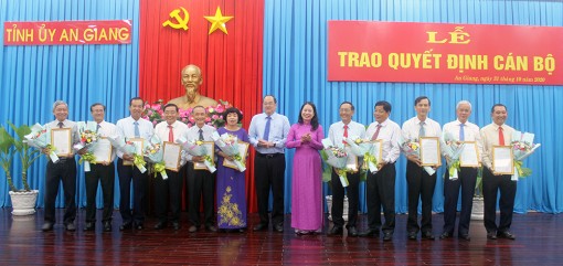 Ban Thường vụ Tỉnh ủy An Giang trao quyết định công tác cán bộ