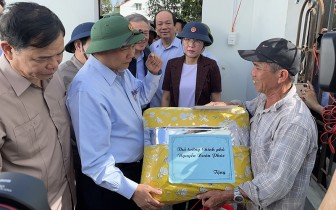 Thủ tướng Nguyễn Xuân Phúc thăm hỏi, tặng quà nhân dân vùng tâm bão Quảng Ngãi