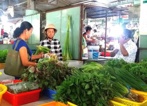 Giá rau tại Cần Thơ tăng mạnh do mưa lũ và triều cường