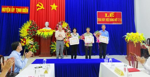 Tịnh Biên: Trao huy hiệu Đảng cho 11 đảng viên