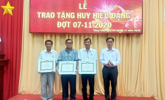 Thoại Sơn trao huy hiệu Đảng đợt 7-11