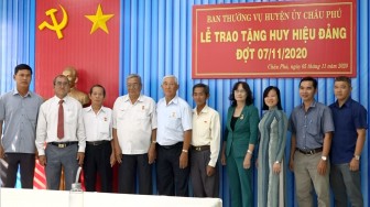 Ban Thường vụ Huyện ủy Châu Phú trao huy hiệu Đảng đợt 7-11