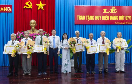An Giang: Trao huy hiệu cho các đảng viên cao niên tuổi Đảng