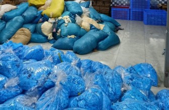 Thu giữ lượng găng tay cao su y tế bẩn lớn nhất tính đến nay