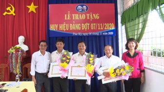 Phú Tân trao huy hiệu cho các đảng viên cao niên tuổi Đảng