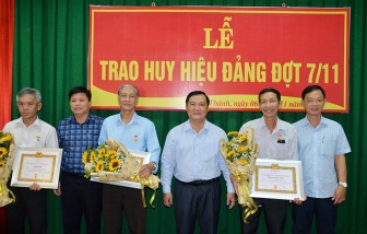 Huyện ủy Châu Thành trao huy hiệu Đảng cho các đảng viên cao niên tuổi Đảng