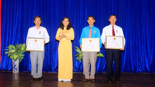 TP. Long Xuyên kỷ niệm 103 năm Cách mạng Tháng 10 Nga và trao huy hiệu Đảng