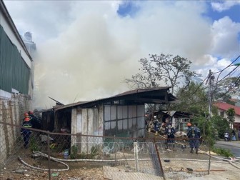 Cháy lớn tại xưởng cưa và 3 phòng trọ ở Đà Lạt