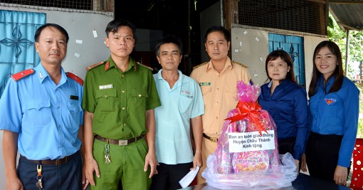 Thăm hỏi các gia đình nạn nhân tử vong do tai nạn giao thông