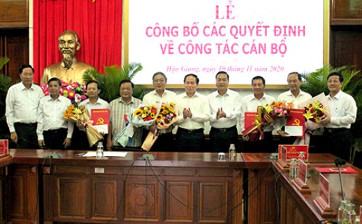 Hậu Giang: Công bố nhiều quyết định nghỉ hưu cho cán bộ chủ chốt của tỉnh