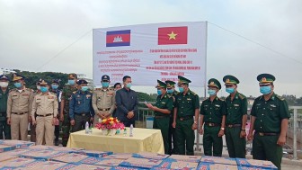 Bộ đội Biên phòng An Giang tặng nhu yếu phẩm, vật tư y tế phòng, chống dịch COVID-19 cho tỉnh Kandal và Takeo