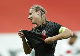 Đội trưởng tuyển Croatia đá hết 1 hiệp mới bị đưa đi cách ly COVID-19