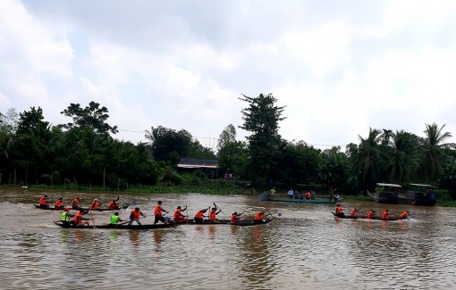 Sôi nổi Giải đua xuồng truyền thống xã Định Mỹ lần thứ I