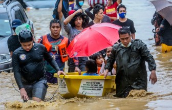 Philippines vật lộn cứu hàng nghìn người dân bị mắc kẹt trong lũ lụt