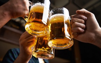 Uống rượu bia trong giờ làm việc bị phạt tiền đến 3 triệu đồng