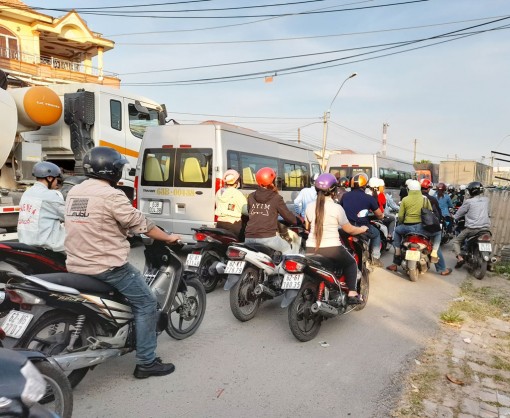 Long An: Kẹt xe kéo dài trên Quốc lộ 62