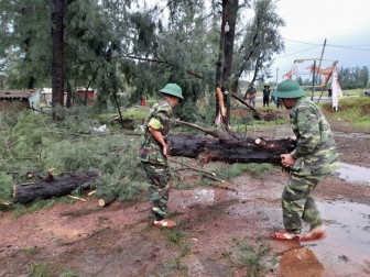 Quảng Bình: Bão số 13 làm 8 người bị thương, 231 nhà bị tốc mái